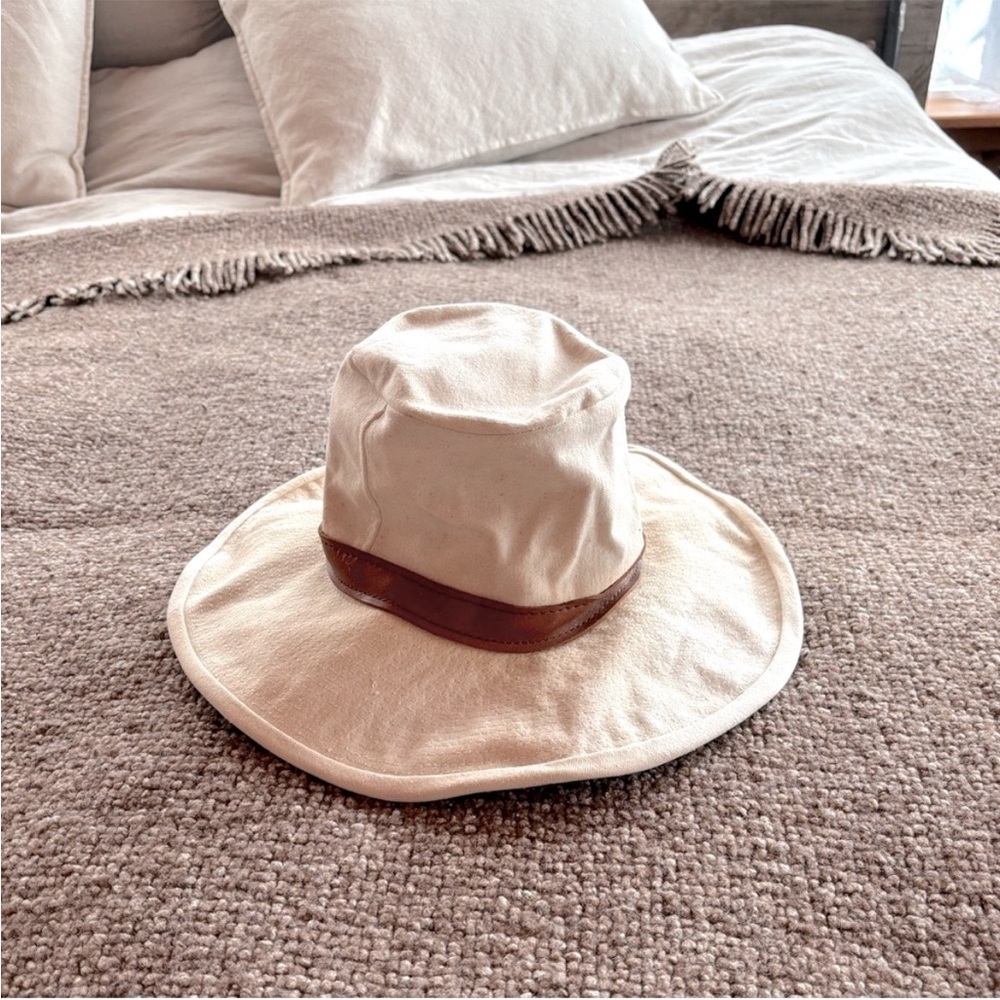 Eddie Bauer Cream Canvas Wide-Brim Hat with Brown Leather Band